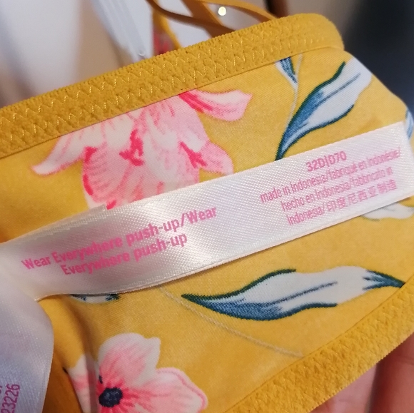 BNWOT Victoria's secret push-up bra - front clasp - Picture 5 of 7